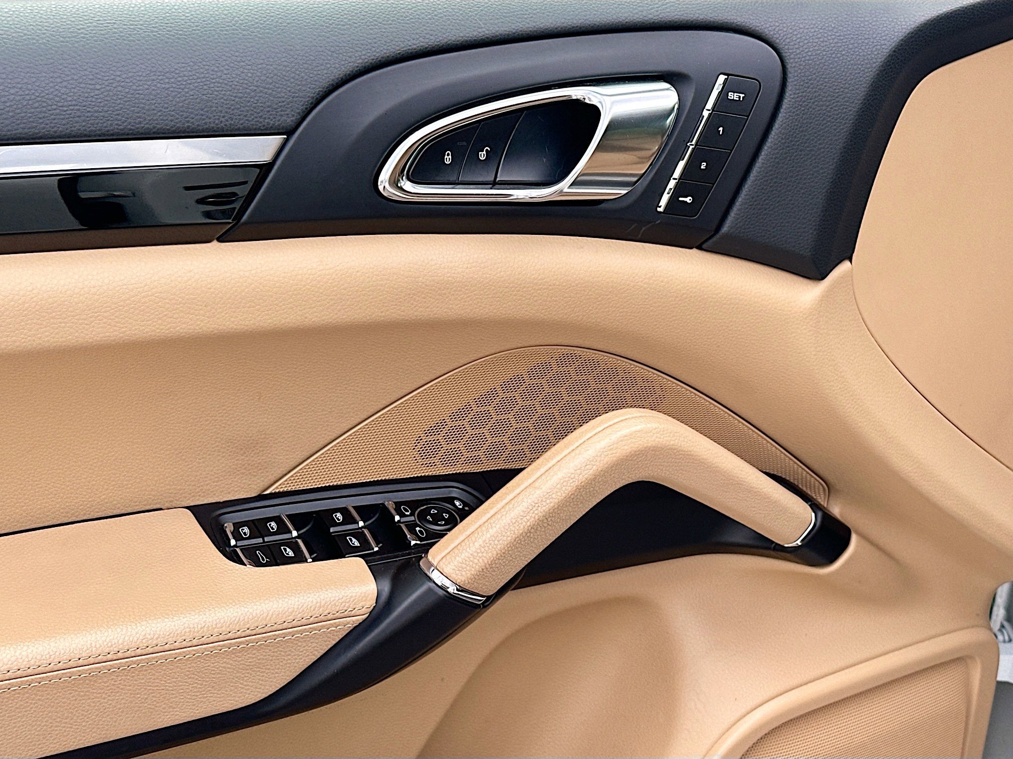 Used 2017 Porsche Cayenne Platinum Edition image 18