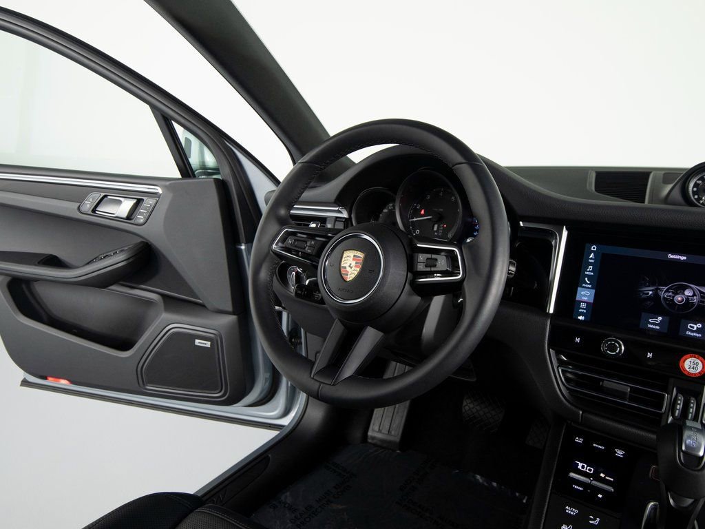 Certified 2025 Porsche Macan image 30