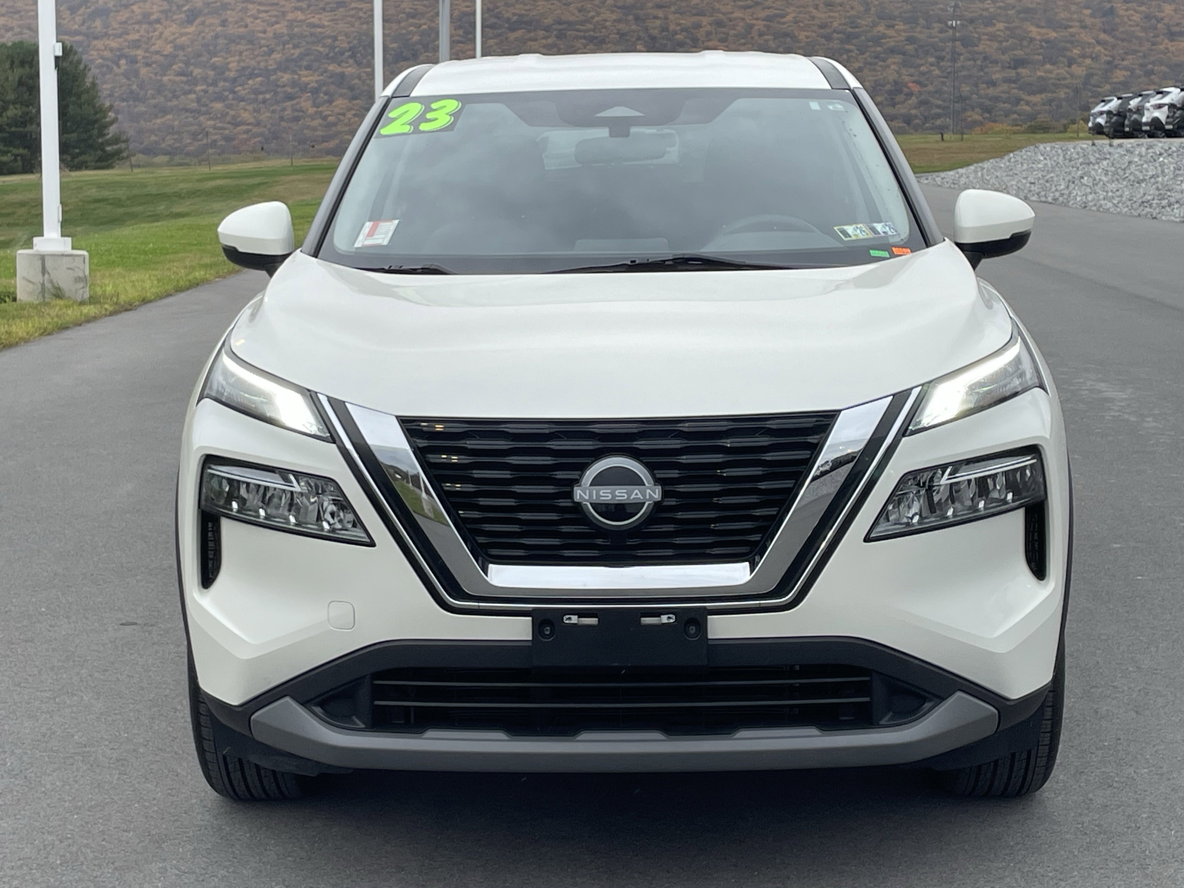 Used 2023 Nissan Rogue SV image 9