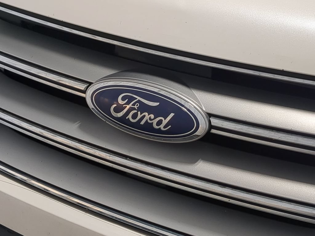 Used 2018 Ford Edge Titanium w/ Equipment Group 301A AWD/4WD image 12