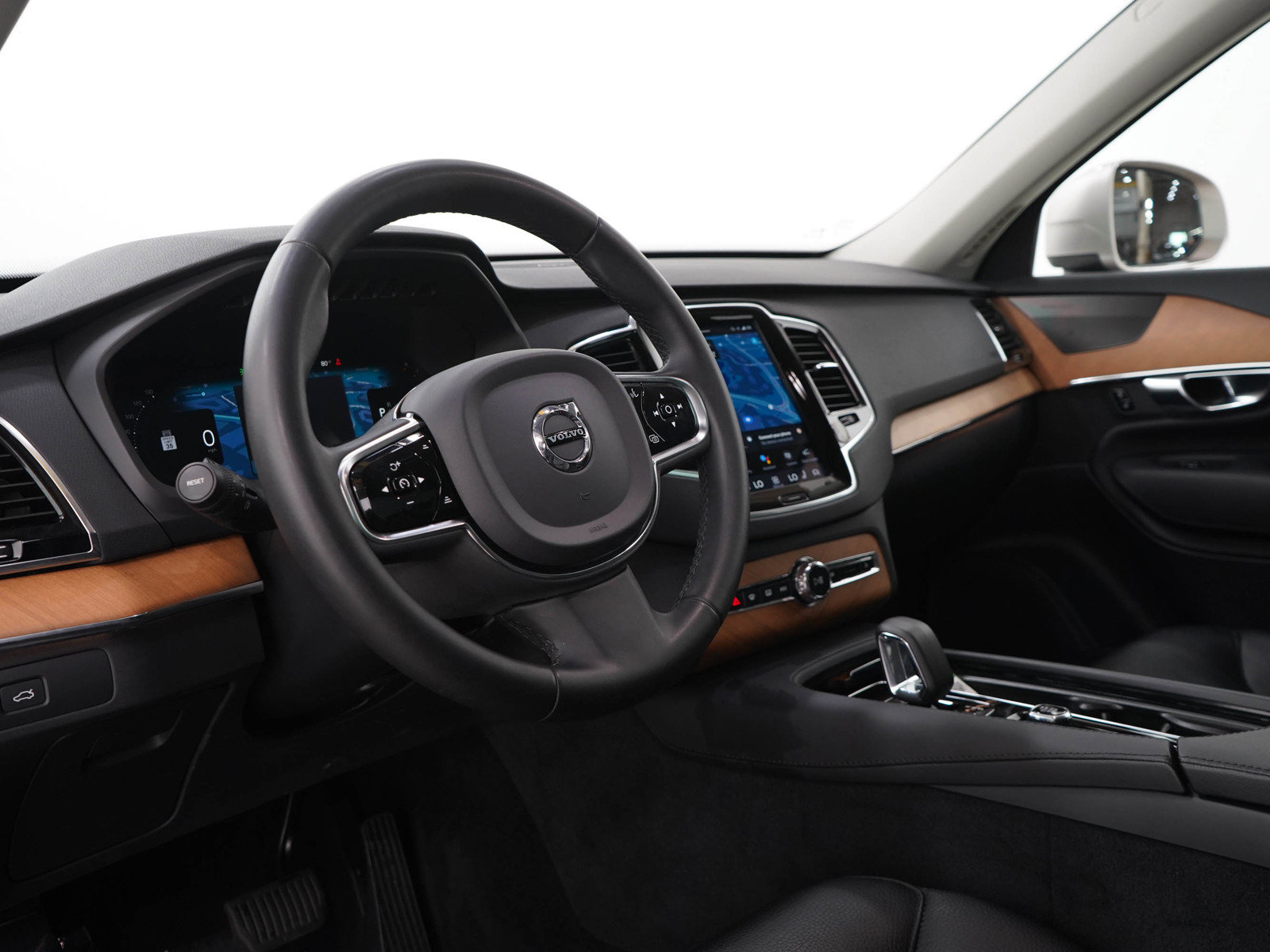 Used 2023 Volvo XC90 B6 Plus AWD/4WD image 28