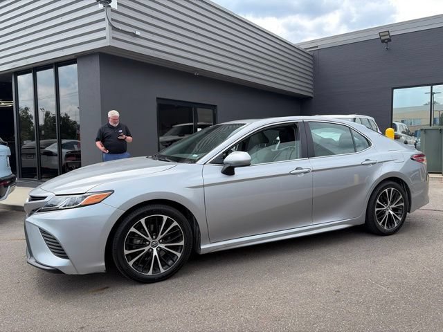 Used 2020 Toyota Camry SE FWD image 6
