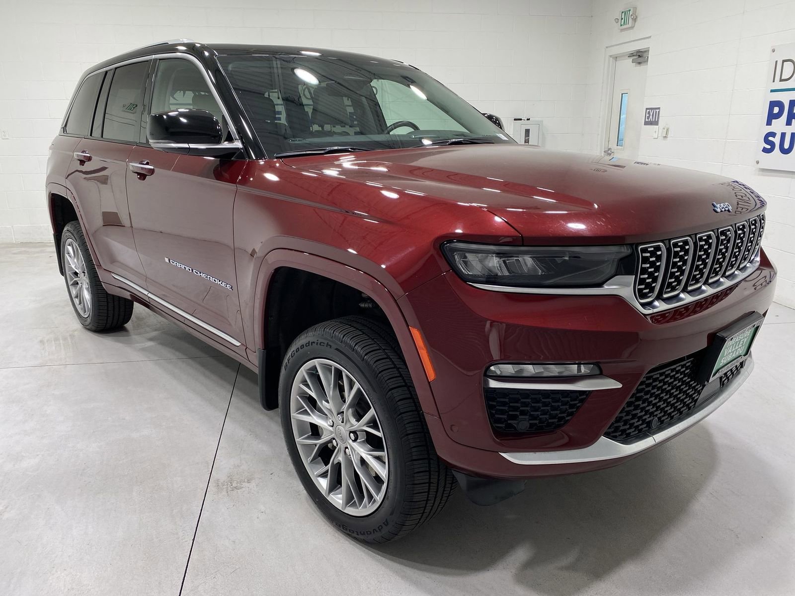 Used 2022 Jeep Grand Cherokee Summit w/ Advanced Protech Group IV AWD/4WD video 2