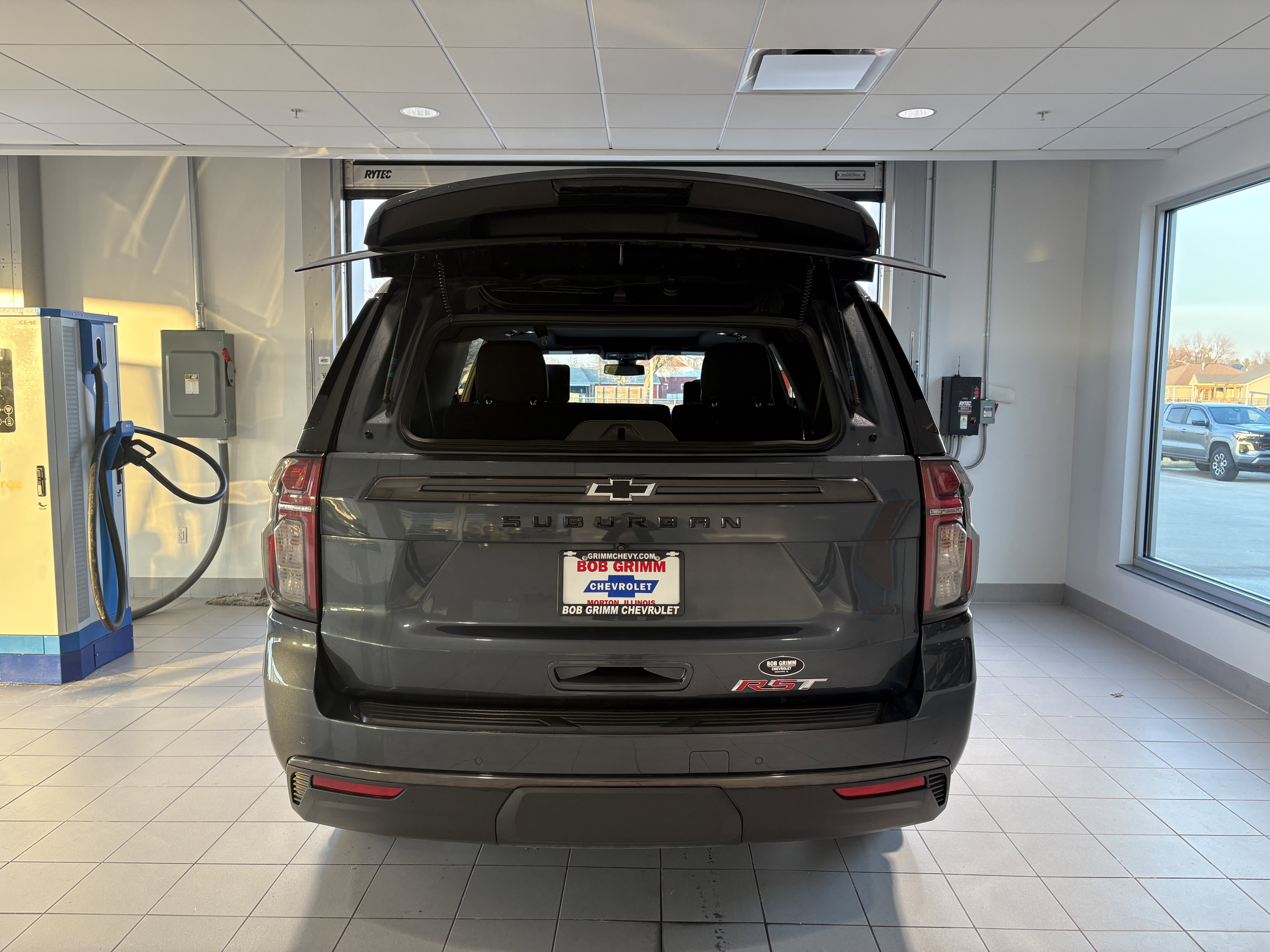 Used 2021 Chevrolet Suburban RST w/ Luxury Package image 5