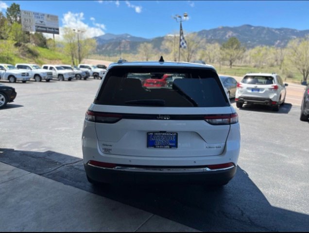 Used 2023 Jeep Grand Cherokee Laredo image 3
