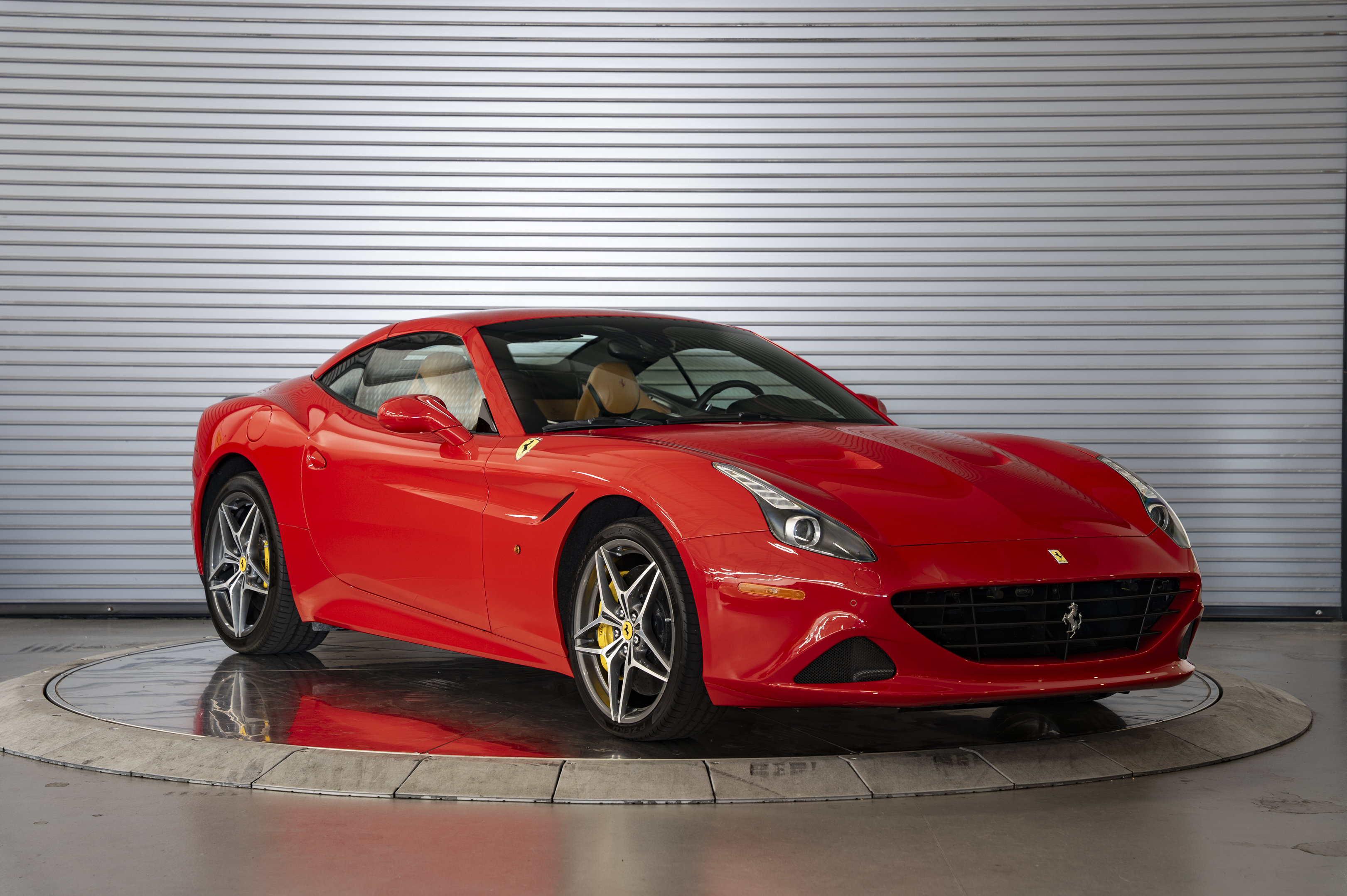 Used 2016 Ferrari California T RWD image 9