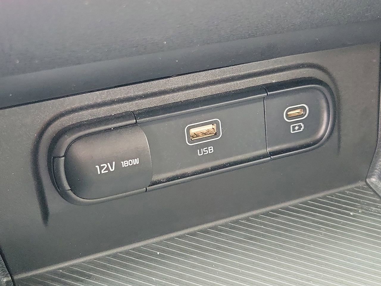 Used 2025 Kia Sportage LX image 28