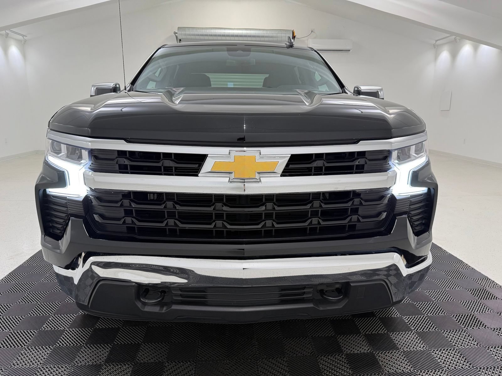 Used 2023 Chevrolet Silverado 1500 LT AWD/4WD image 2