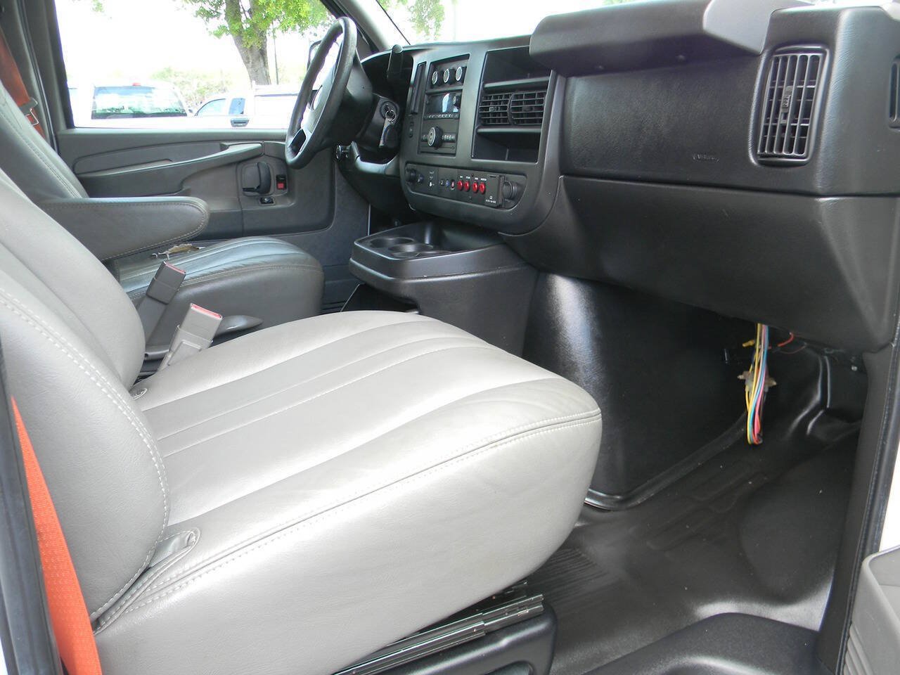 Used 2015 Chevrolet Express 2500 RWD image 5