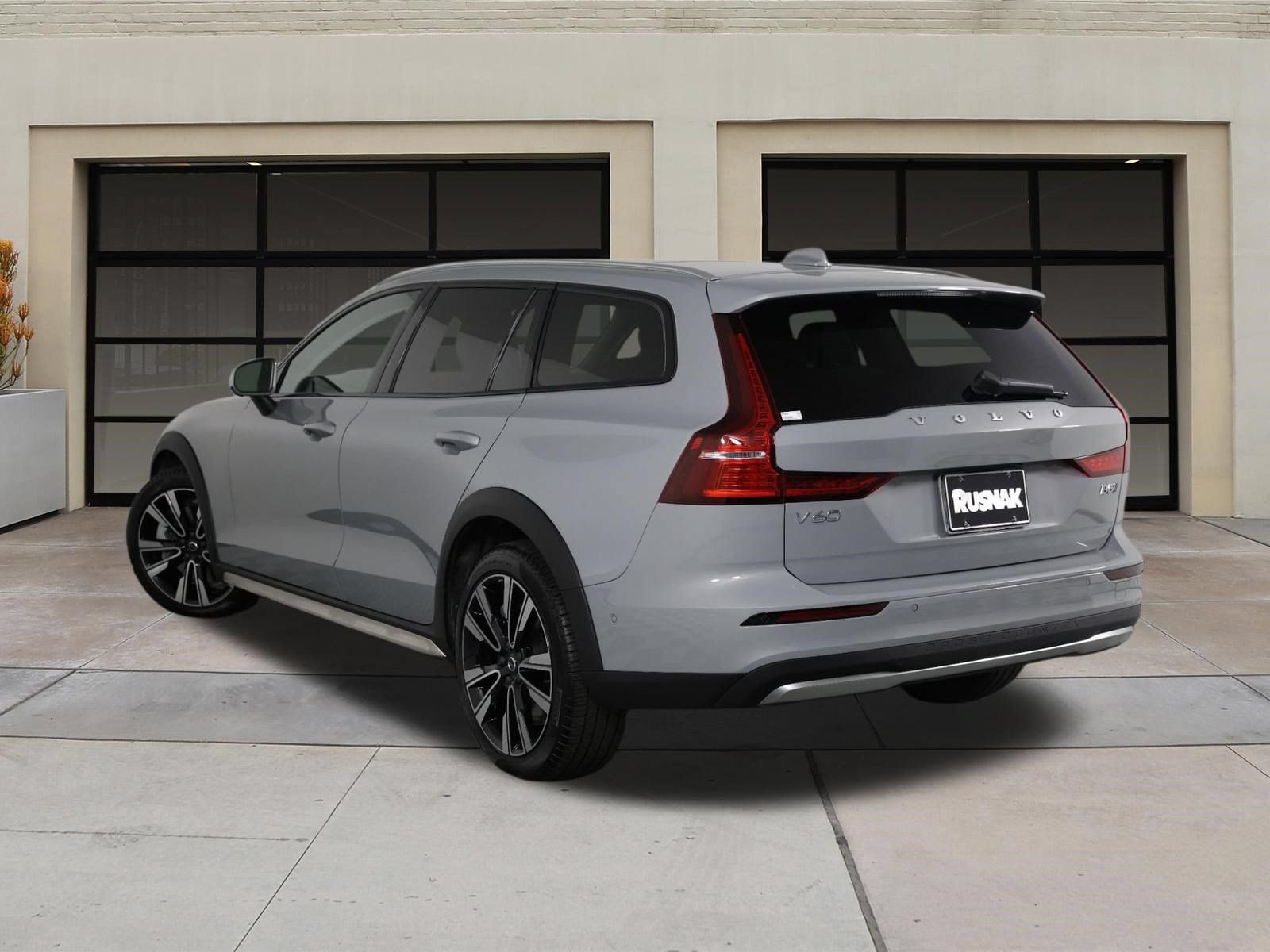 Certified 2025 Volvo V60 B5 Cross Country Ultra AWD/4WD image 2
