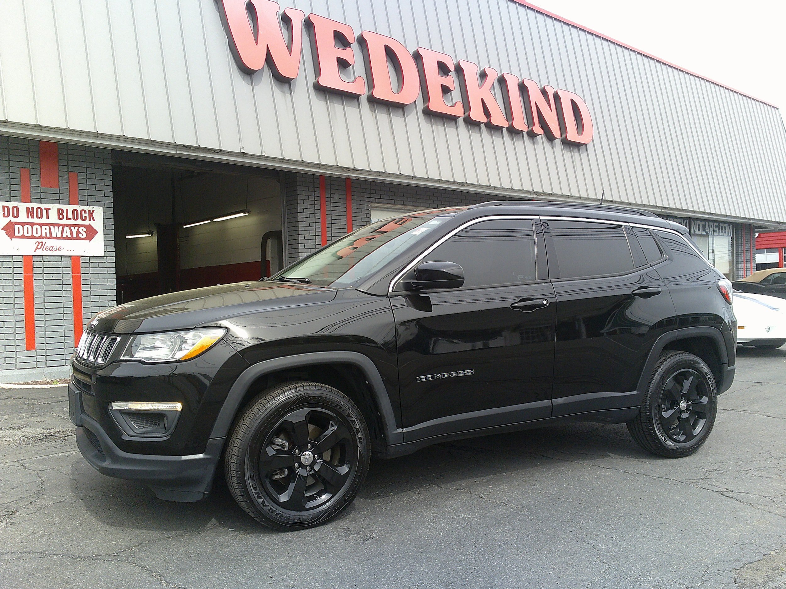 Used 2023 Jeep Compass Limited w/ Sun and Sound Group AWD/4WD image 3