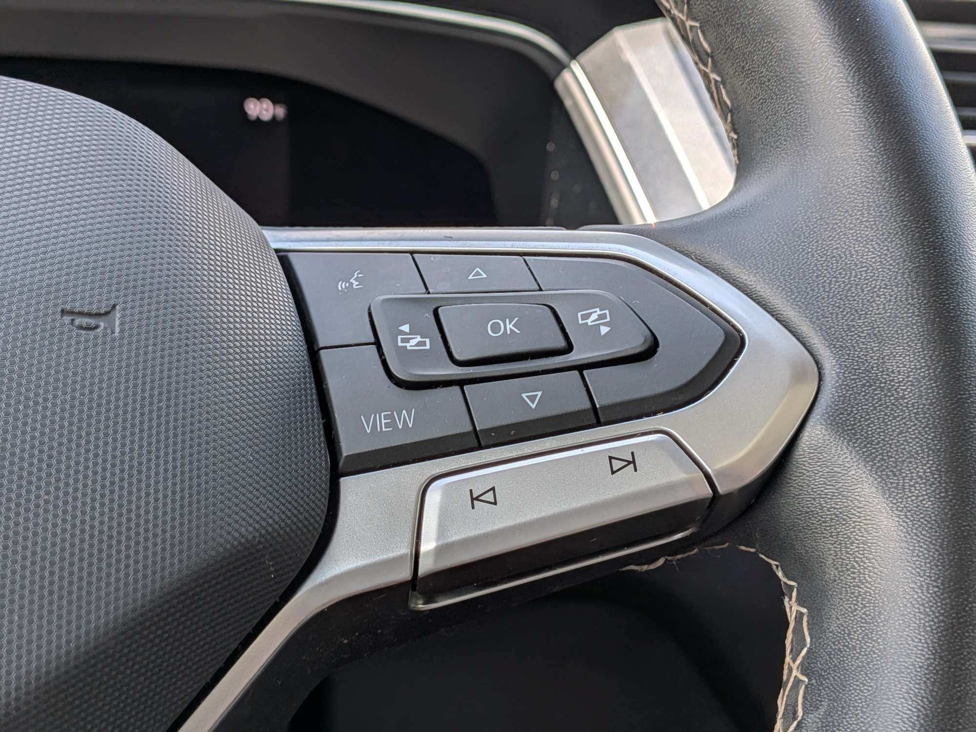 Used 2022 Volkswagen Tiguan SE w/ Panoramic Sunroof Package FWD image 31