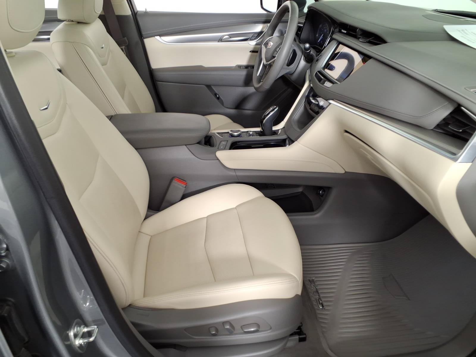 Certified 2024 Cadillac XT5 Premium Luxury w/ Technology Package FWD image 9