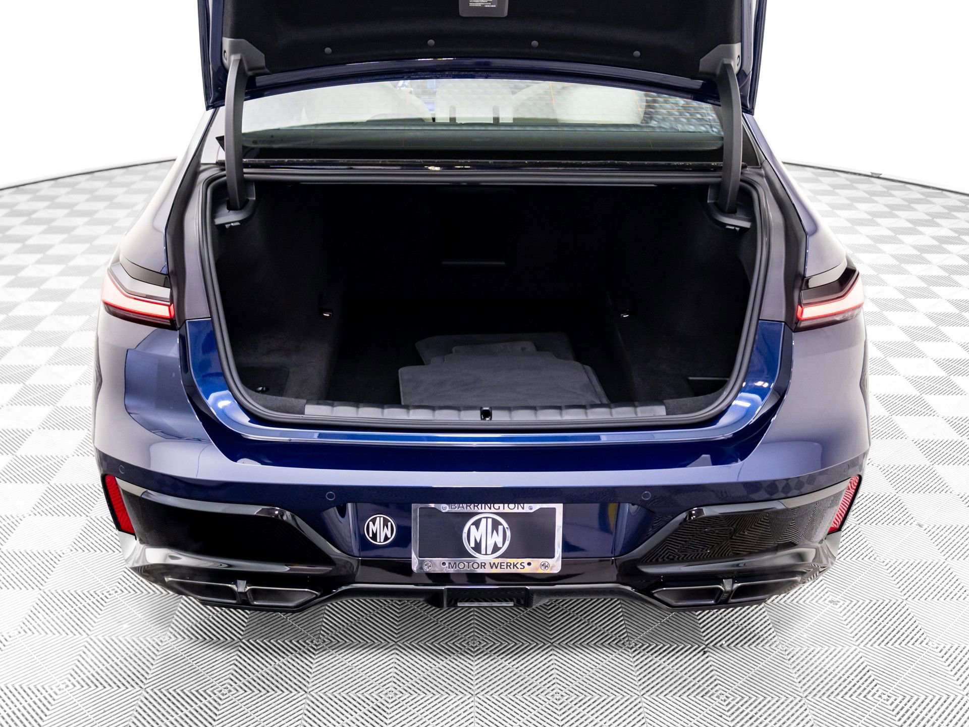 Used 2025 BMW 760i xDrive w/ Executive Package image 30