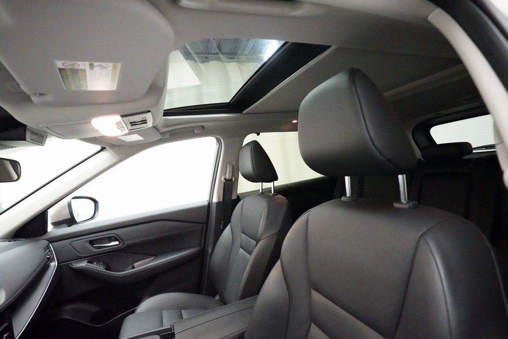 Used 2025 Nissan Rogue SV w/ SV Premium Package image 32