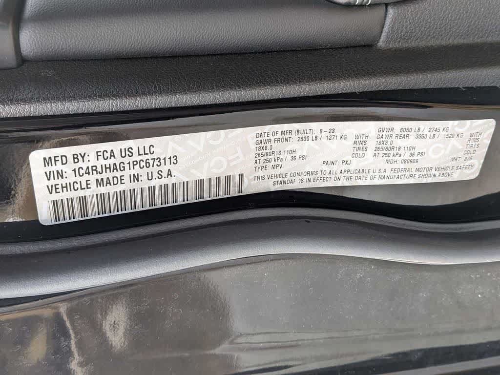 Used 2023 Jeep Grand Cherokee Laredo AWD/4WD image 33