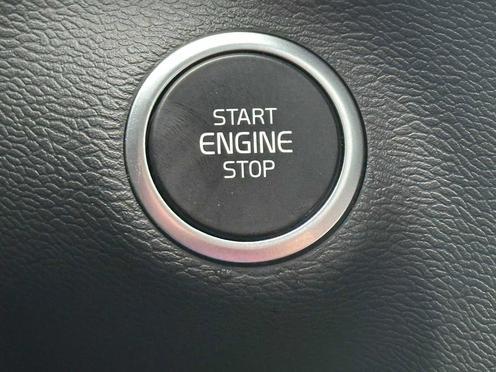 Used 2025 Volvo XC40 B5 Ultra w/ Climate Package image 31