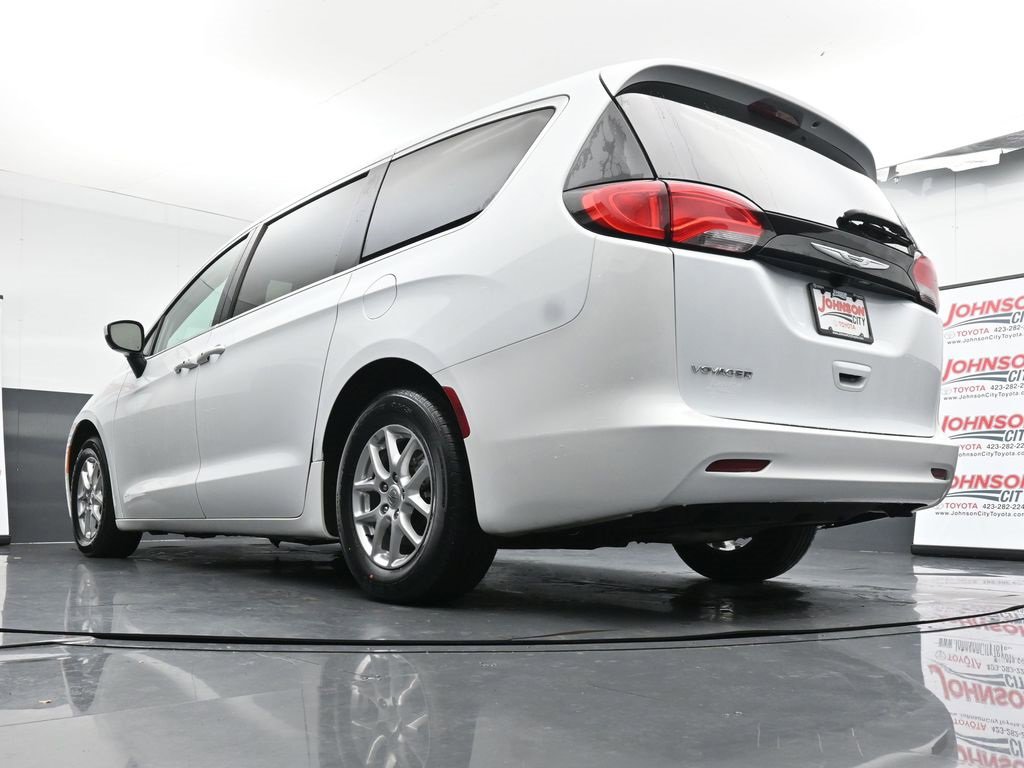 Used 2022 Chrysler Voyager LX image 35