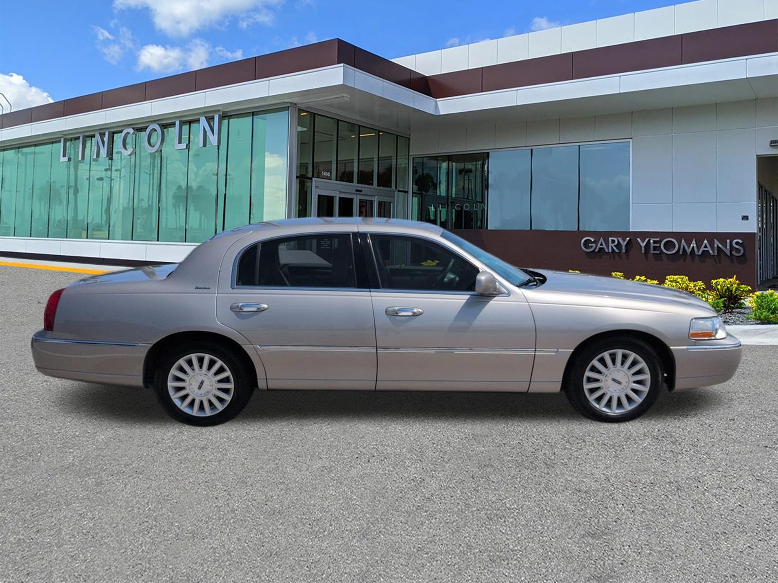 Used 2003 Lincoln Town Car Executive RWD image 3