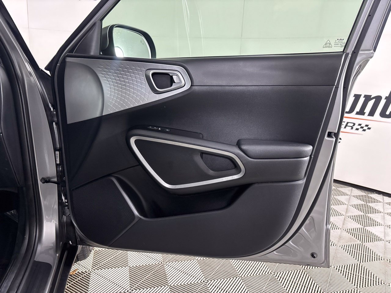 Used 2025 Kia Soul LX w/ LX Technology Package FWD image 28