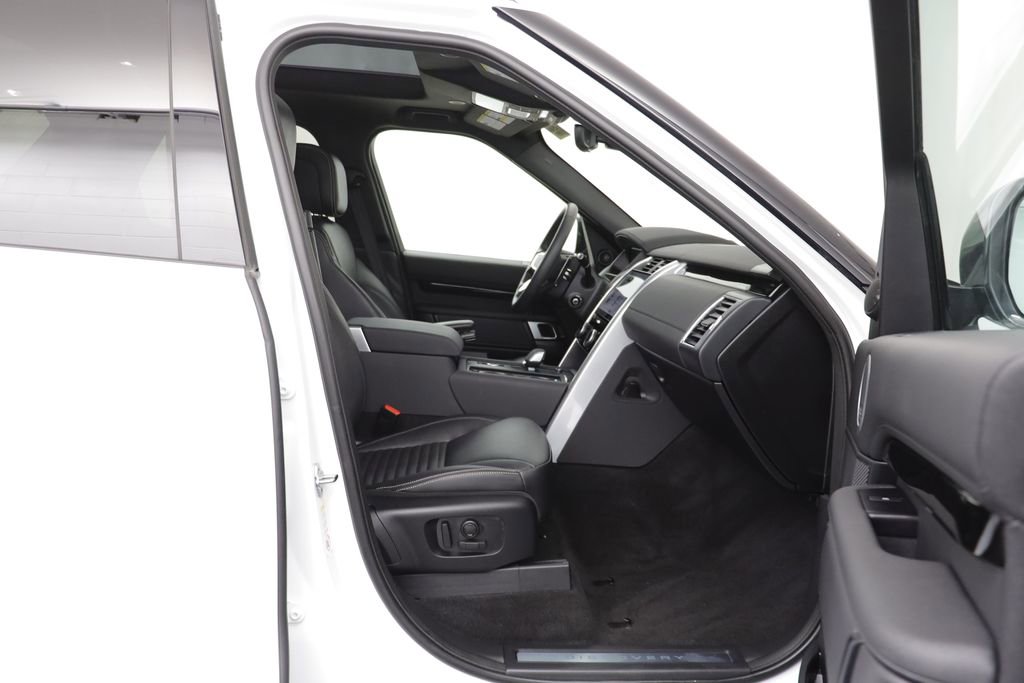 Used 2025 Land Rover Discovery S image 21
