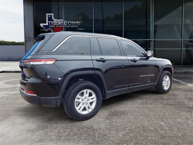 Used 2025 Jeep Grand Cherokee Laredo image 3