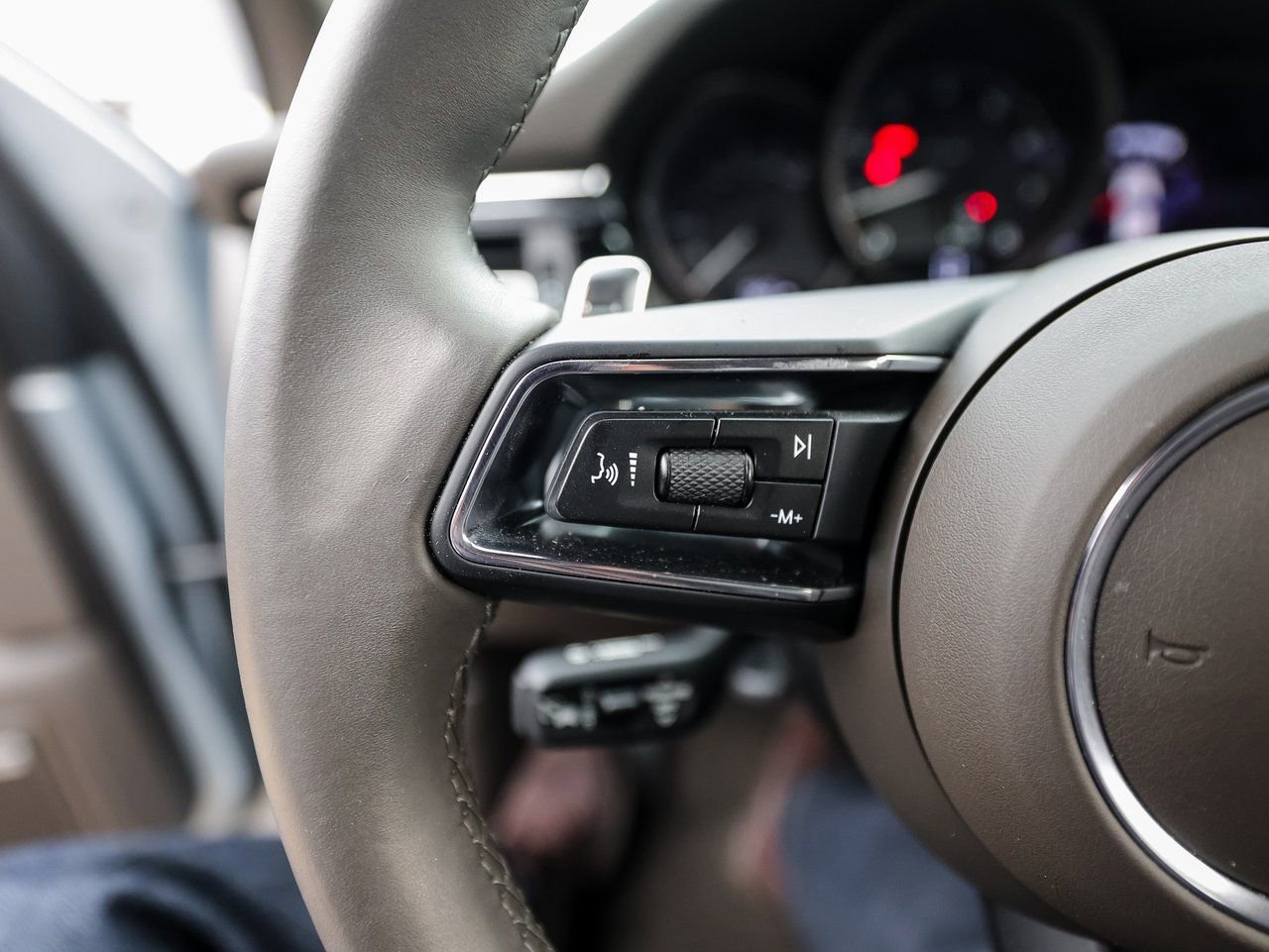 Certified 2025 Porsche Macan image 17