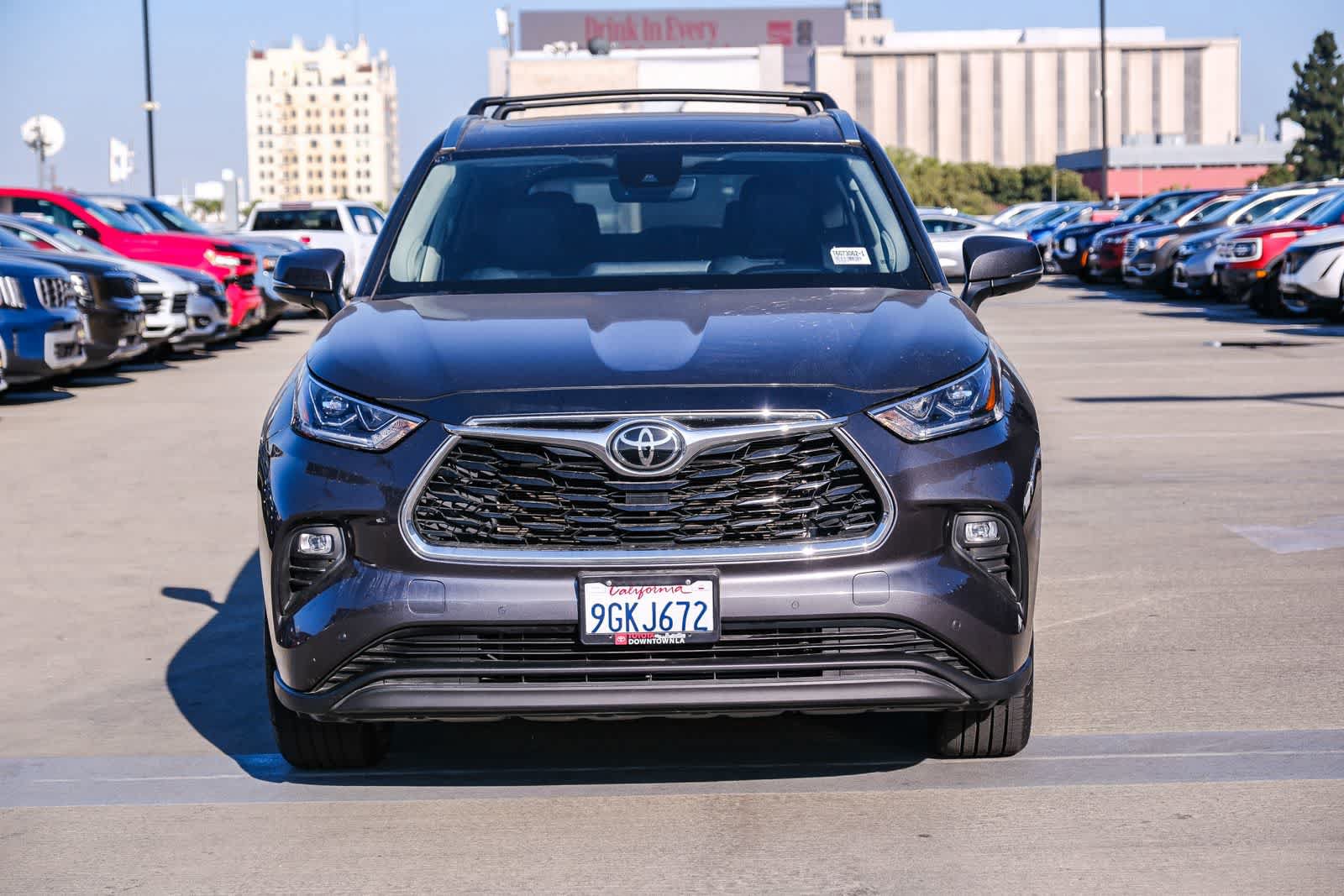 Used 2023 Toyota Highlander Limited FWD image 2
