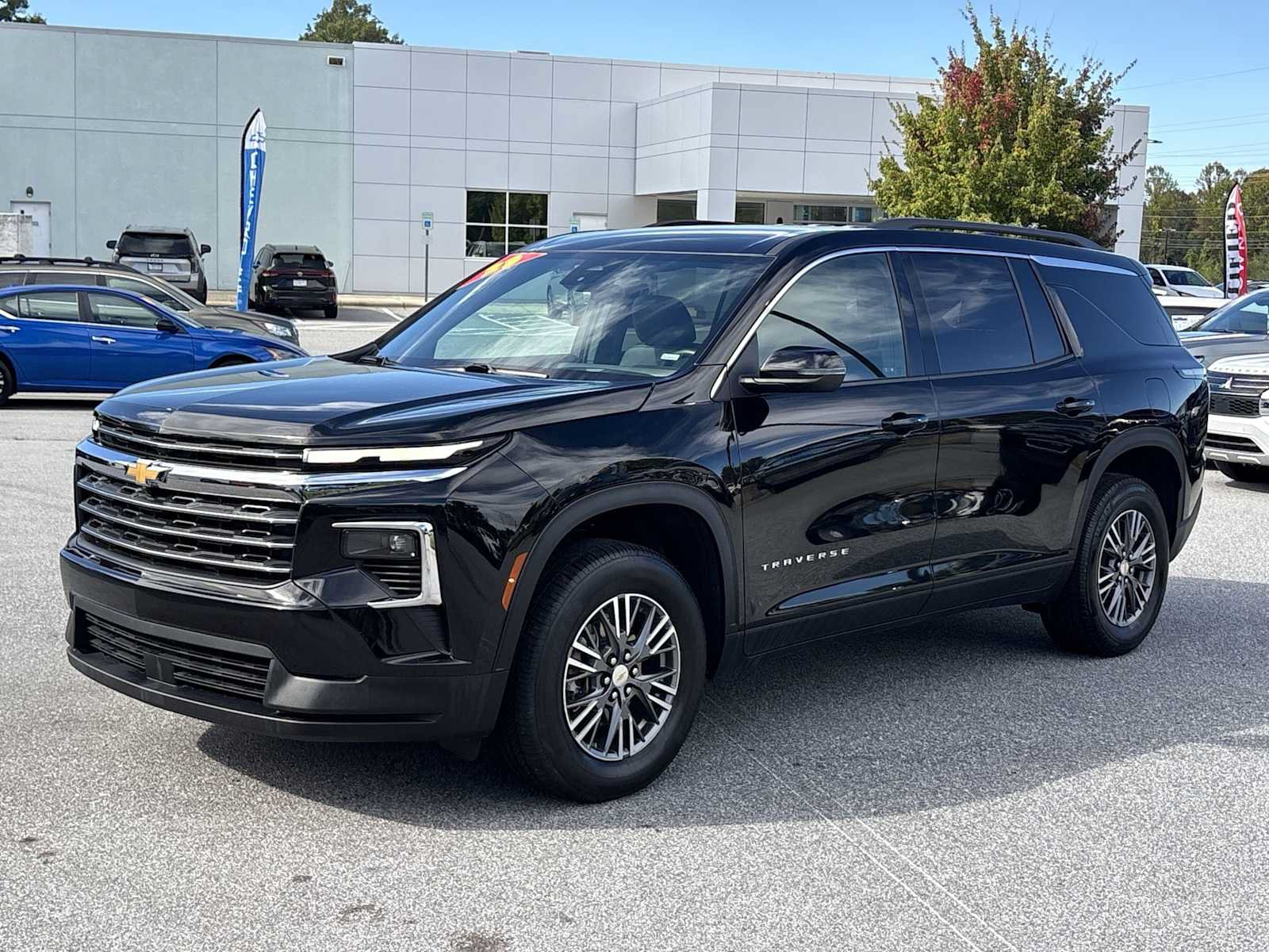 Used 2025 Chevrolet Traverse LT AWD/4WD image 2