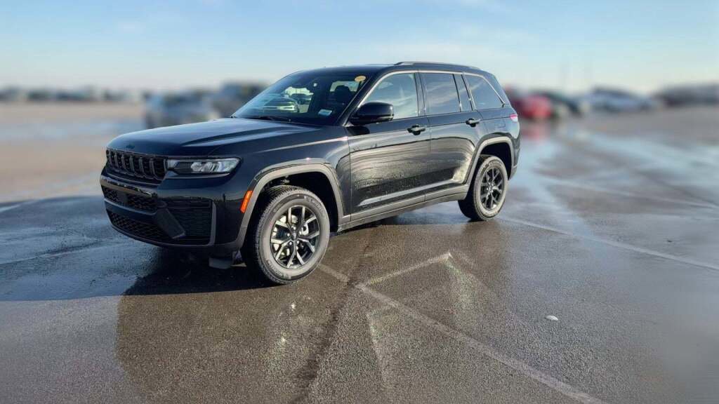 New 2026 Jeep Grand Cherokee Altitude image 1