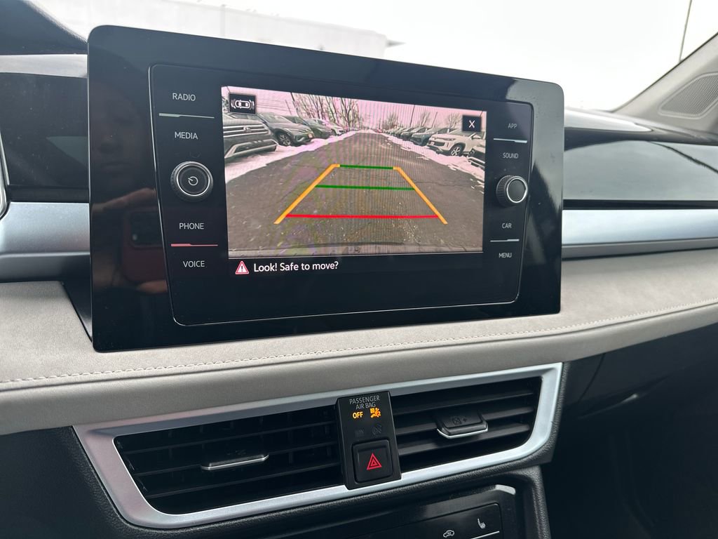 Used 2025 Volkswagen Taos SE w/ Panoramic Sunroof Package image 10