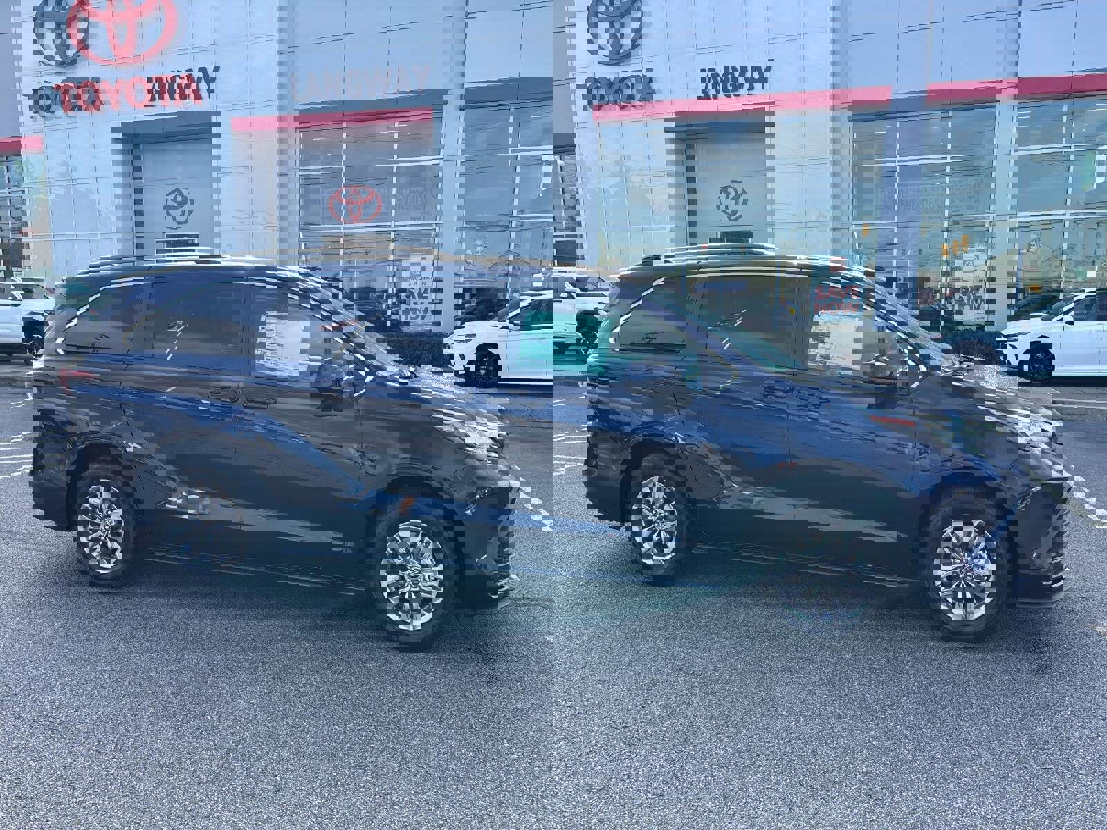 New 2025 Toyota Sienna LE image 2