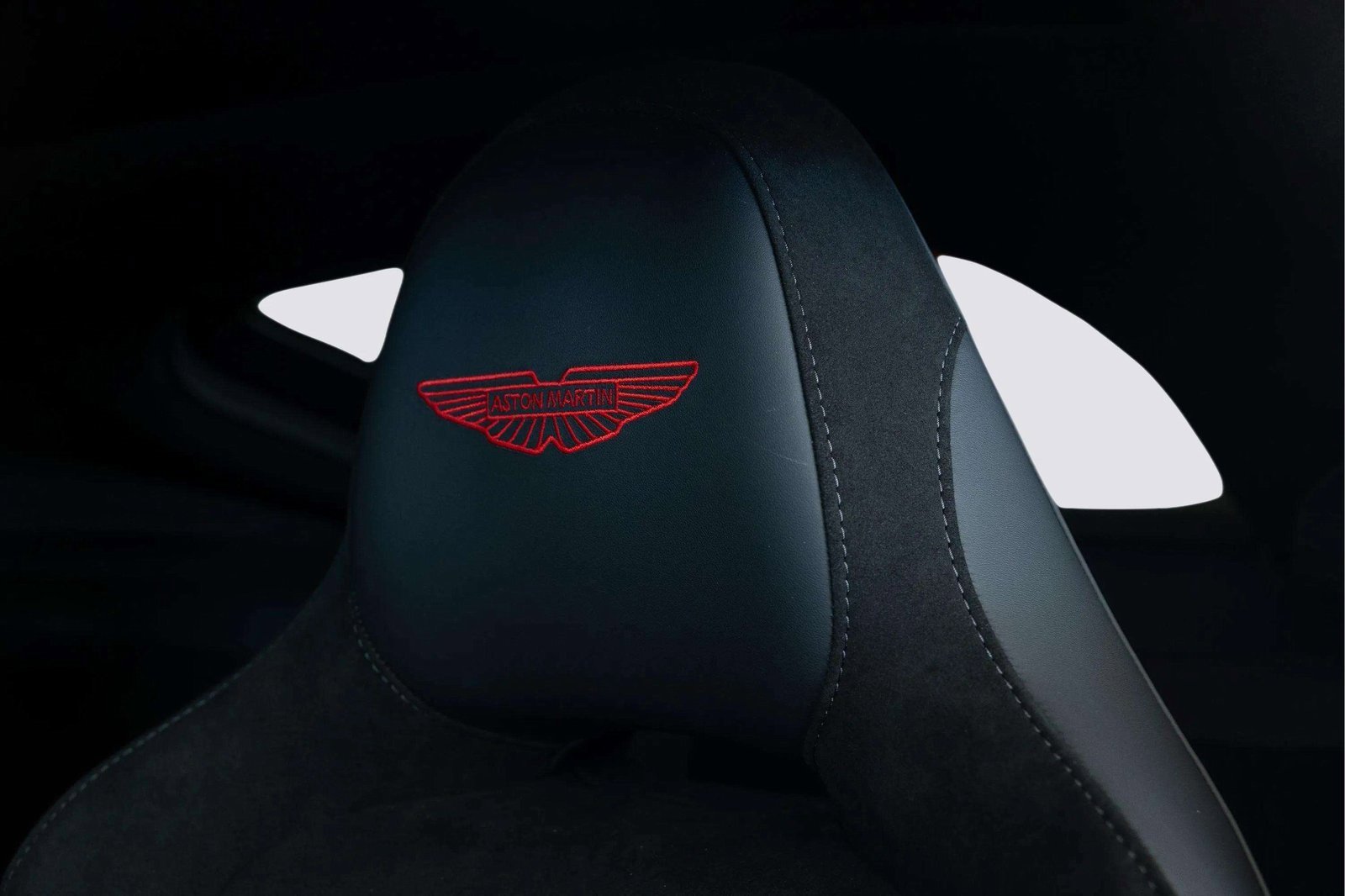 Used 2025 Aston Martin V8 Vantage Coupe image 40