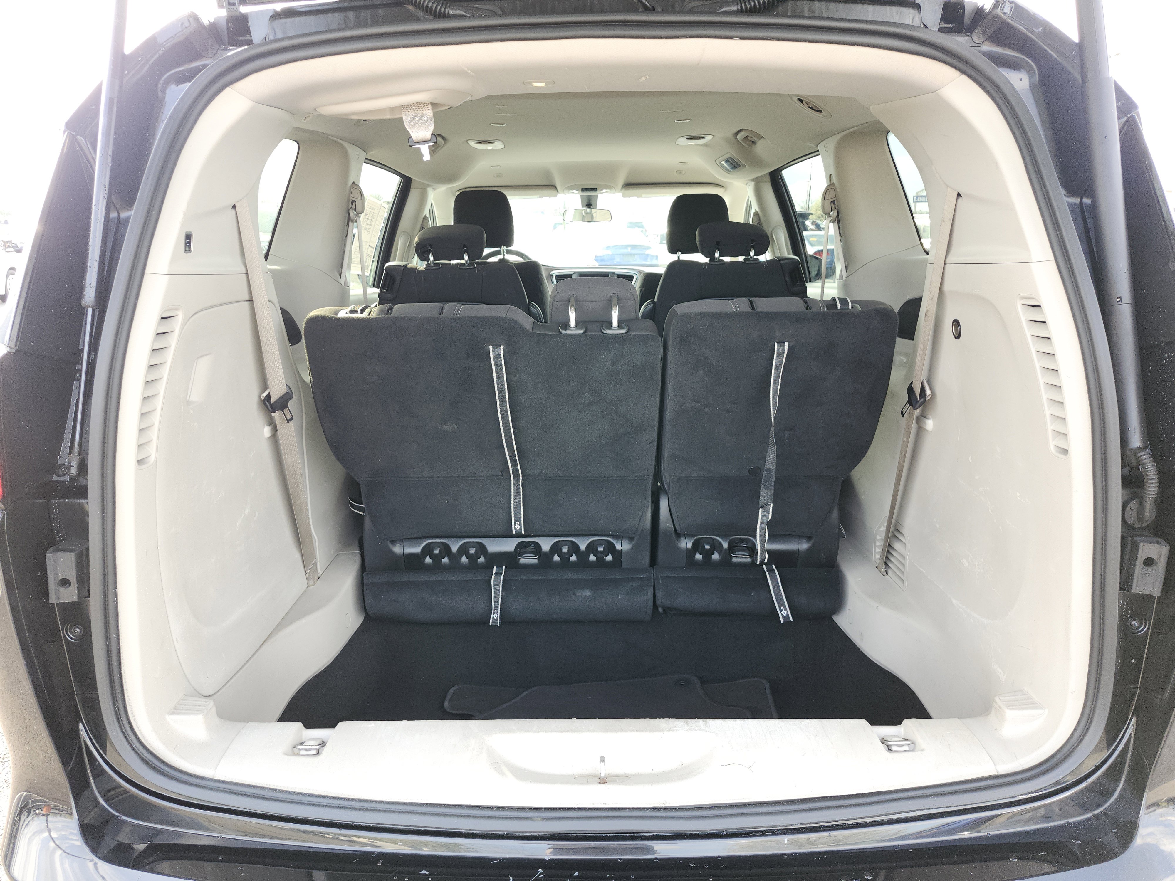 Used 2022 Chrysler Voyager LX image 15