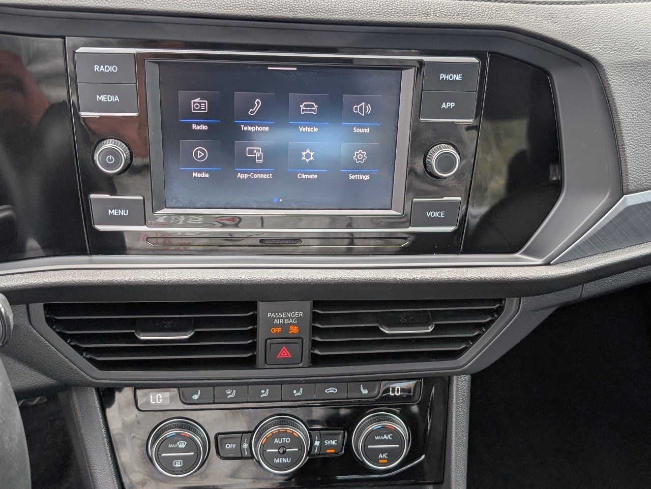 Used 2024 Volkswagen Jetta SE FWD image 16