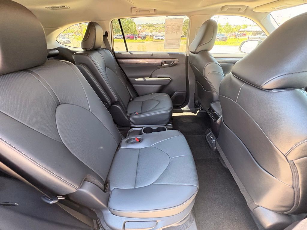 Used 2026 Toyota Highlander Limited AWD/4WD image 30