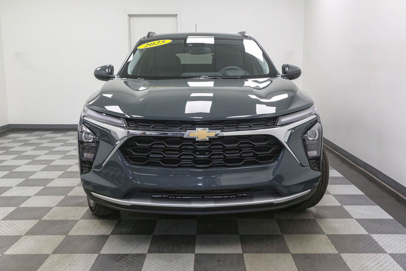 Used 2025 Chevrolet Trax LT FWD image 3