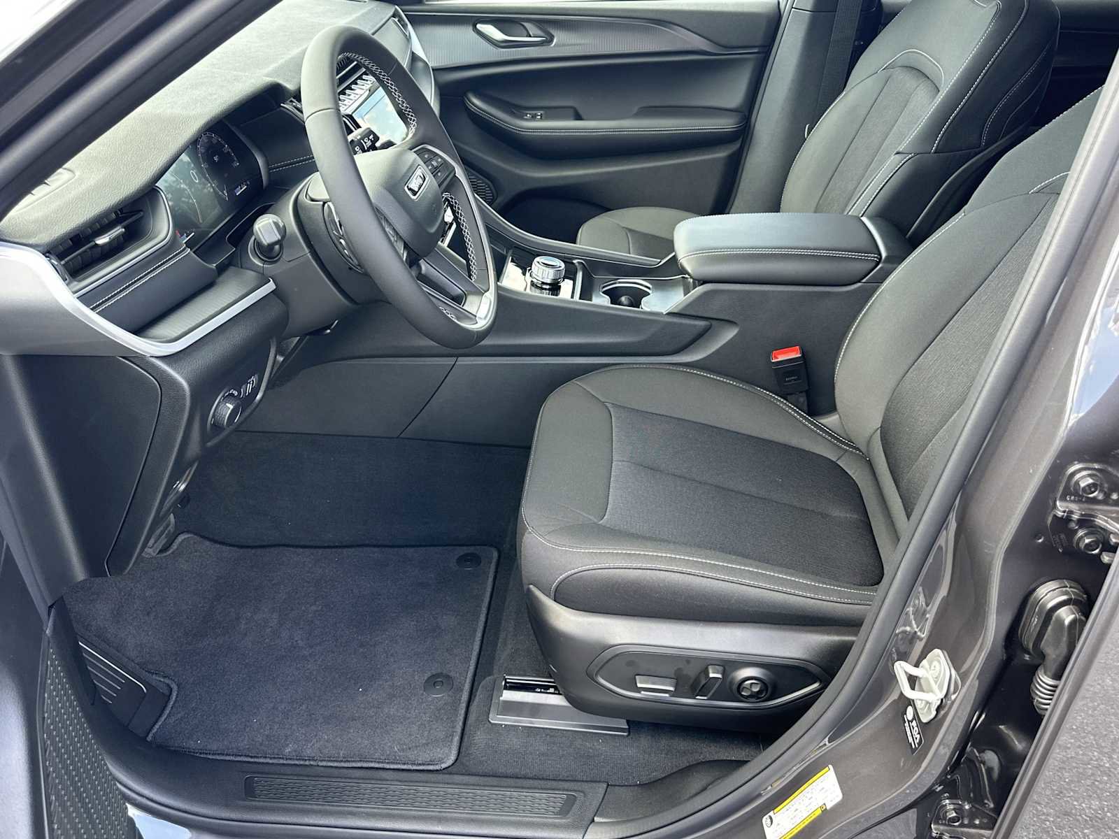 New 2025 Jeep Grand Cherokee L Laredo image 9