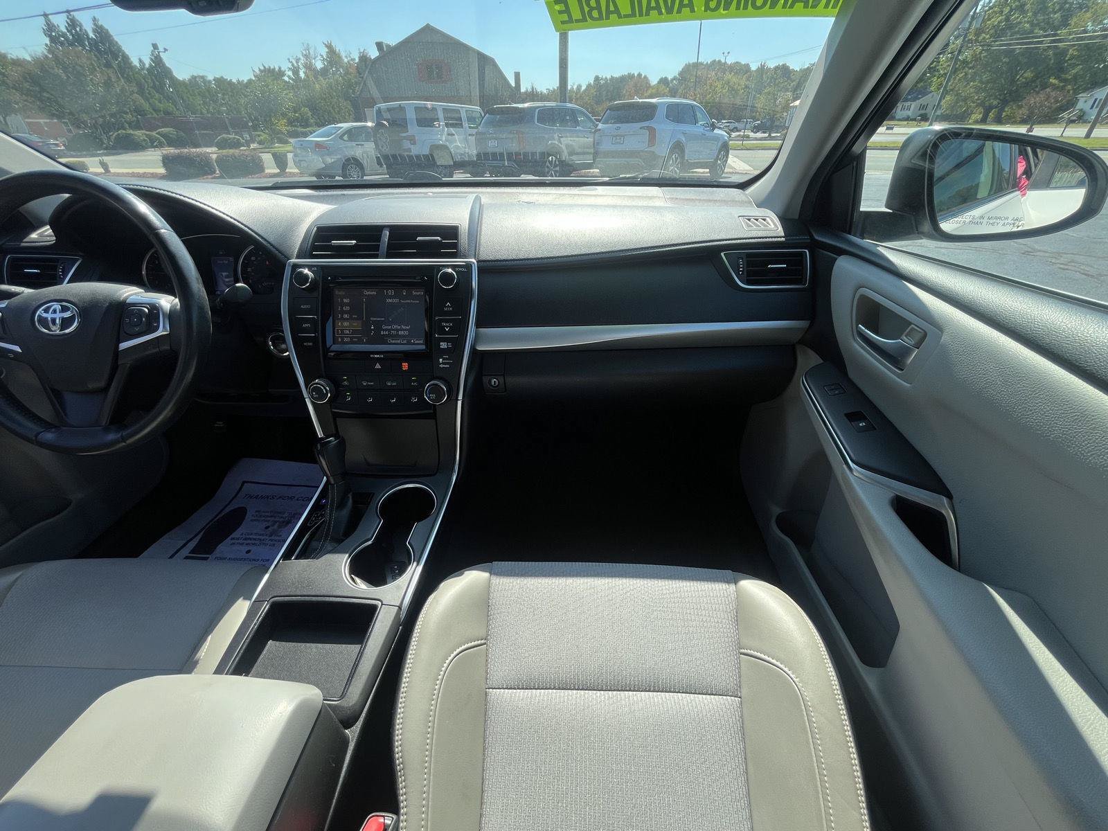 Used 2016 Toyota Camry SE w/ Moonroof Package FWD image 11