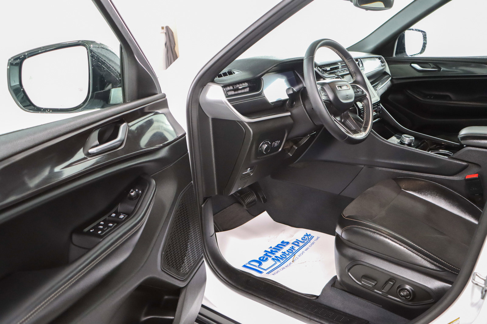 Used 2023 Jeep Grand Cherokee Altitude image 3