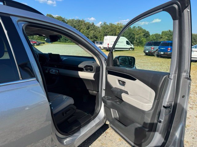 Used 2025 Honda Pilot Touring image 17