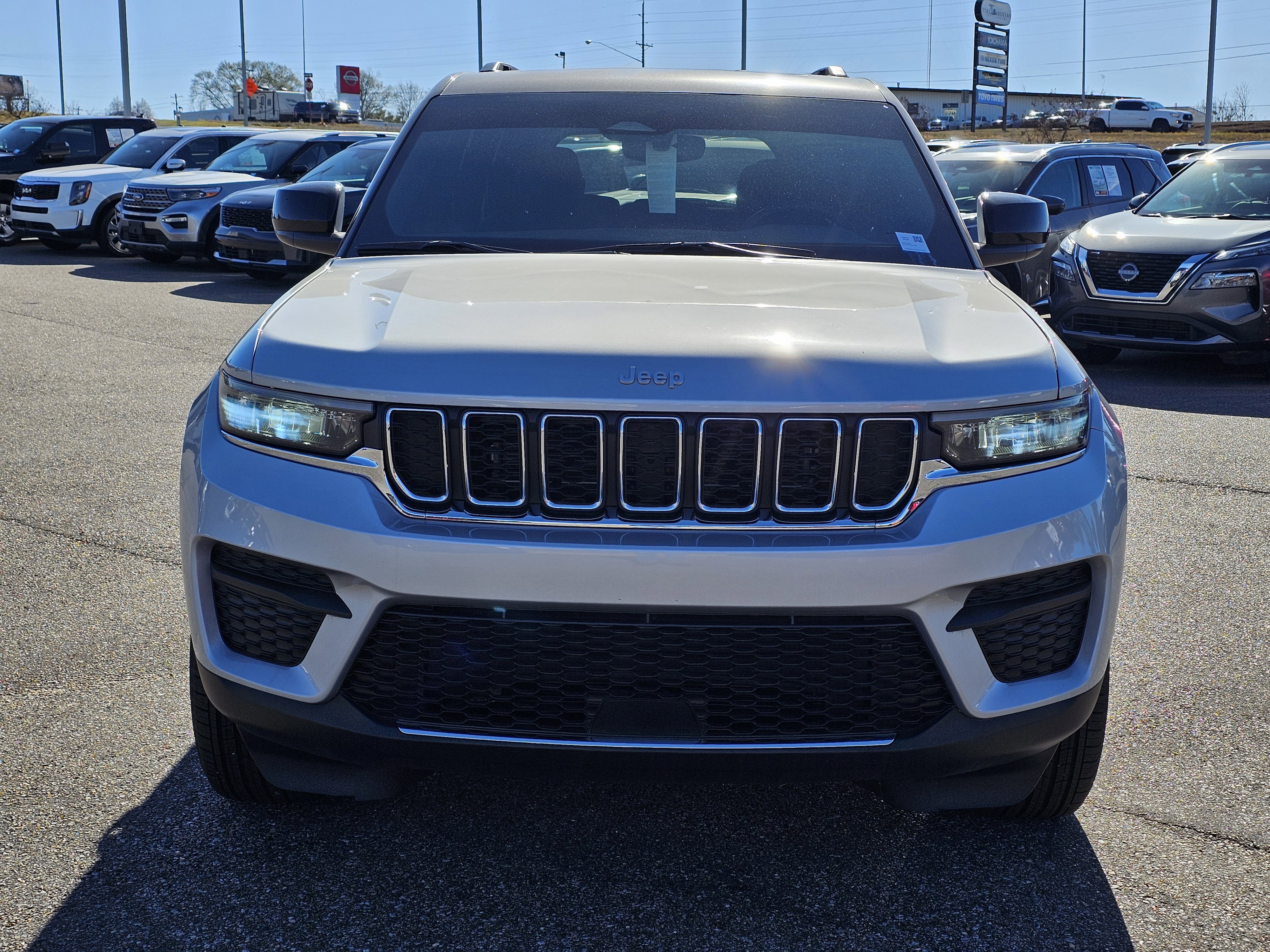 New 2024 Jeep Grand Cherokee Laredo X w/ Luxury Tech Group I video 2