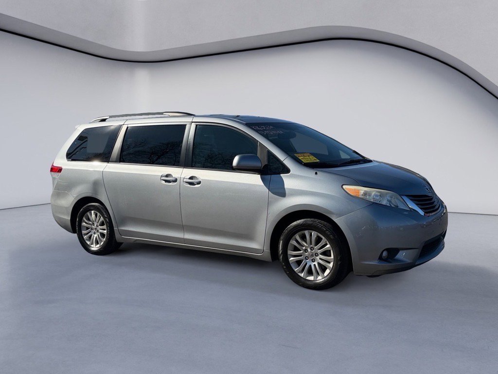 Used 2013 Toyota Sienna XLE image 6