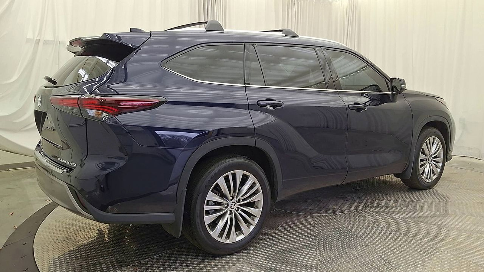 Used 2024 Toyota Highlander Platinum image 3