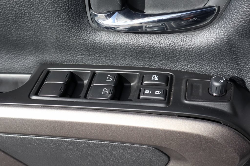 Used 2024 Nissan Titan SV w/ SV Bronze Edition Package AWD/4WD image 19