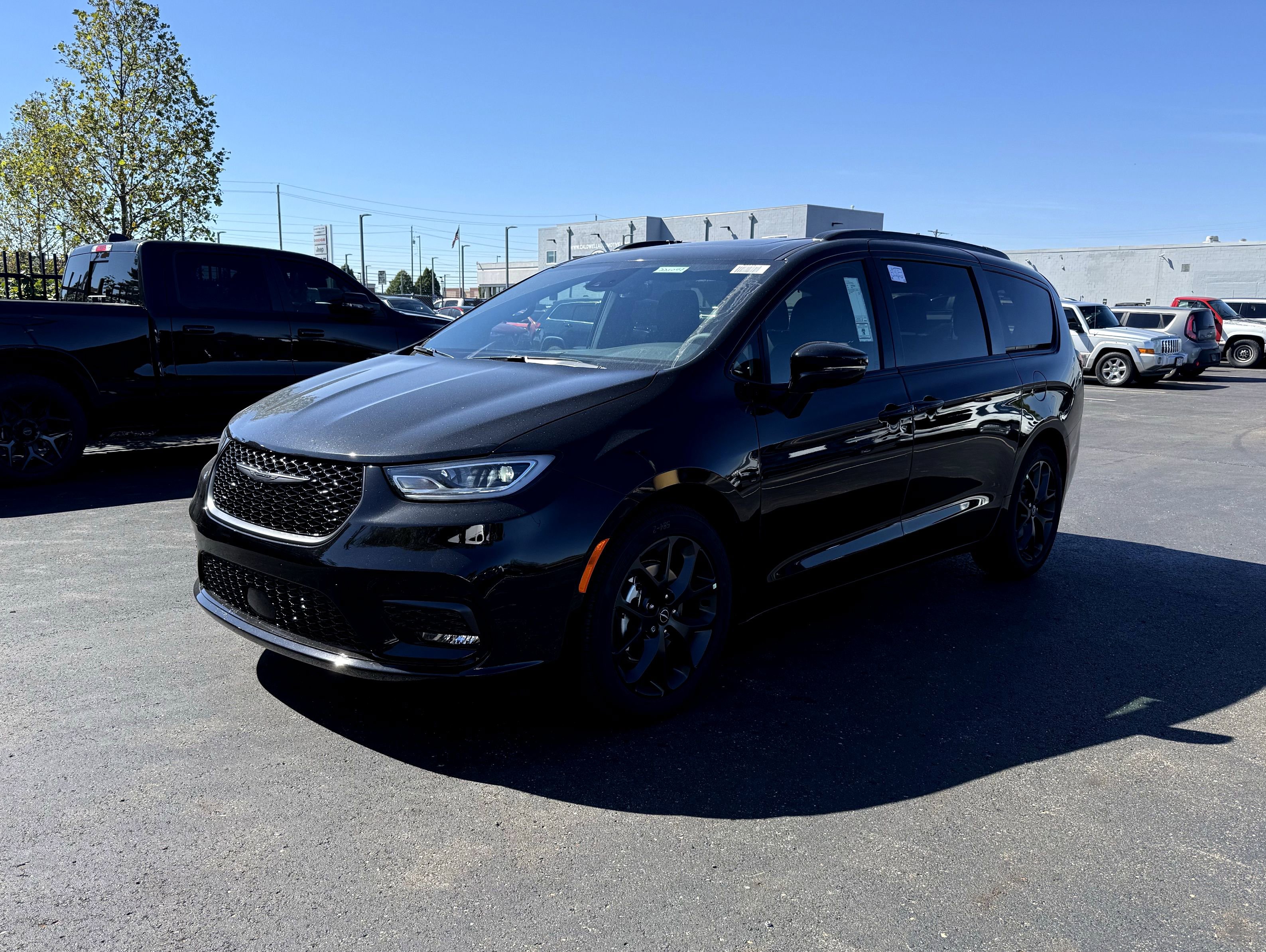 New 2026 Chrysler Pacifica Limited image 4