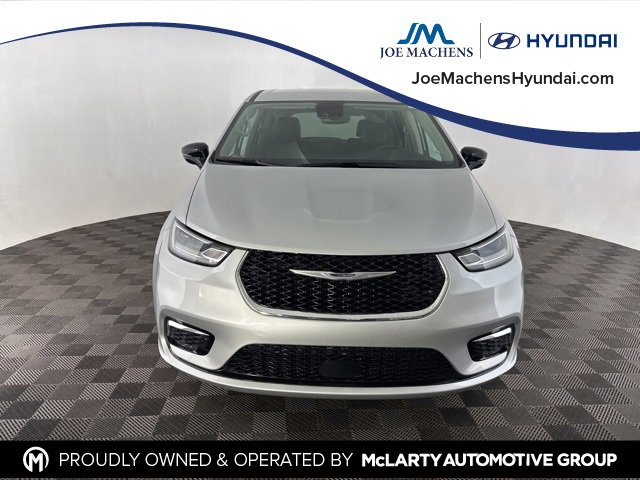 Used 2024 Chrysler Pacifica Touring-L image 3