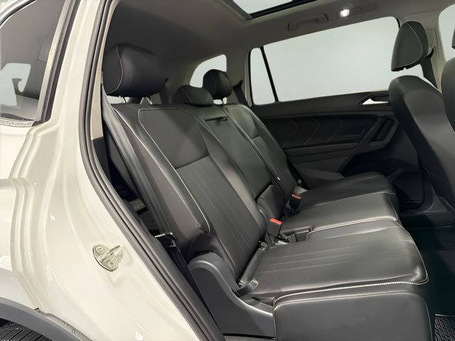 Used 2023 Volkswagen Tiguan SE w/ Panoramic Sunroof Package FWD image 31