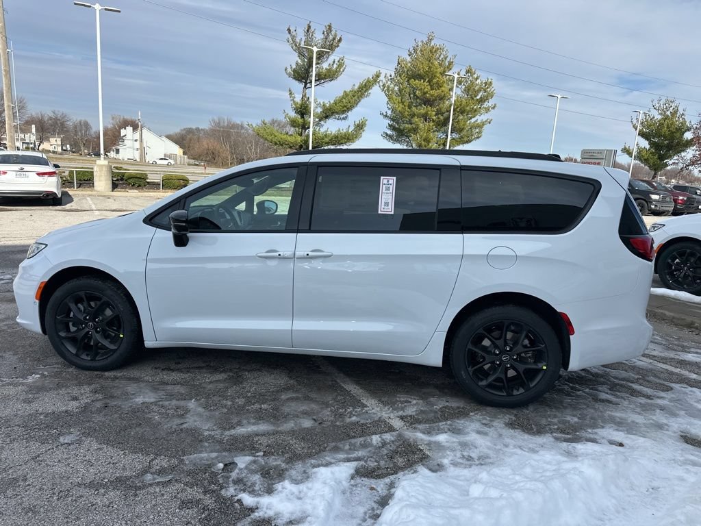 New 2026 Chrysler Pacifica Select AWD/4WD image 19
