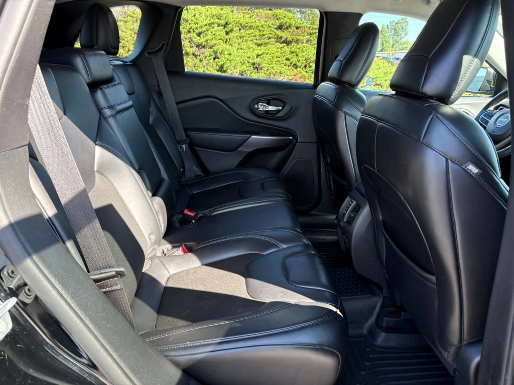 Used 2019 Jeep Cherokee Latitude Plus w/ Cold Weather Group AWD/4WD image 19